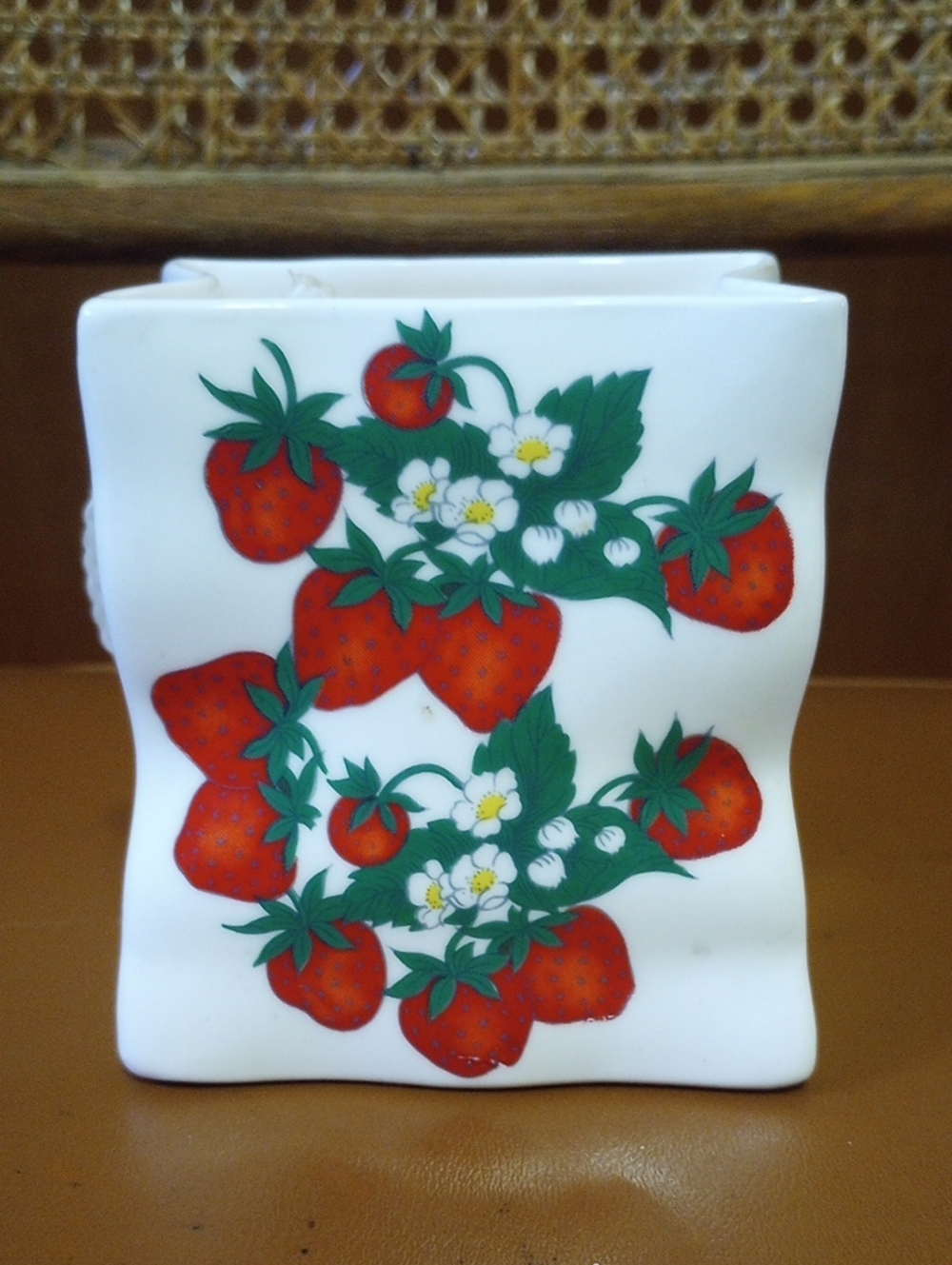 Vintage Ceramic Strawberry & Floral "Shopping Bag" Decor. White Red Green Yellow - Picture 2 of 7
